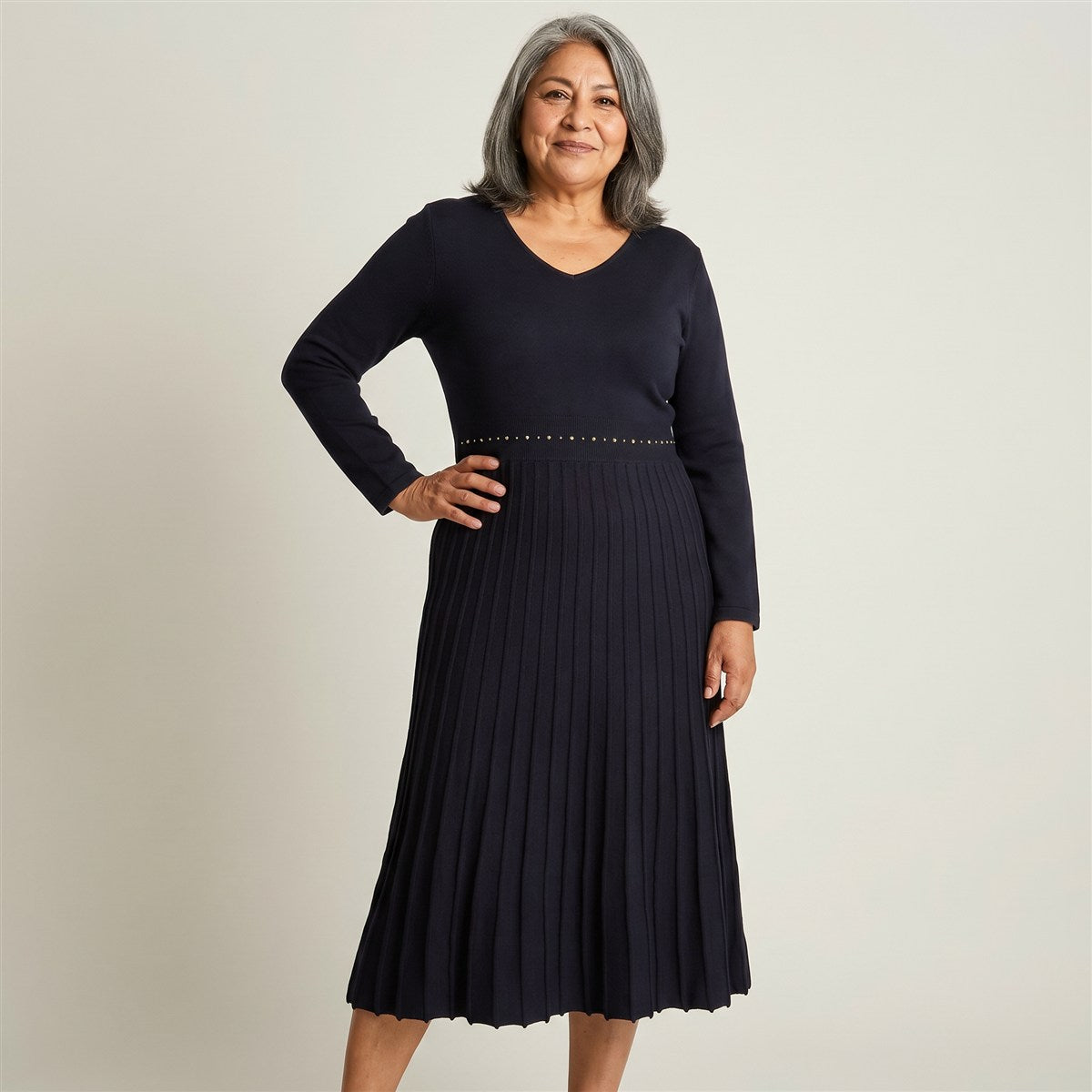 Vestido Tejido Azul Marino Midi Con Falda Plisada Y Tachas en modelo adulta