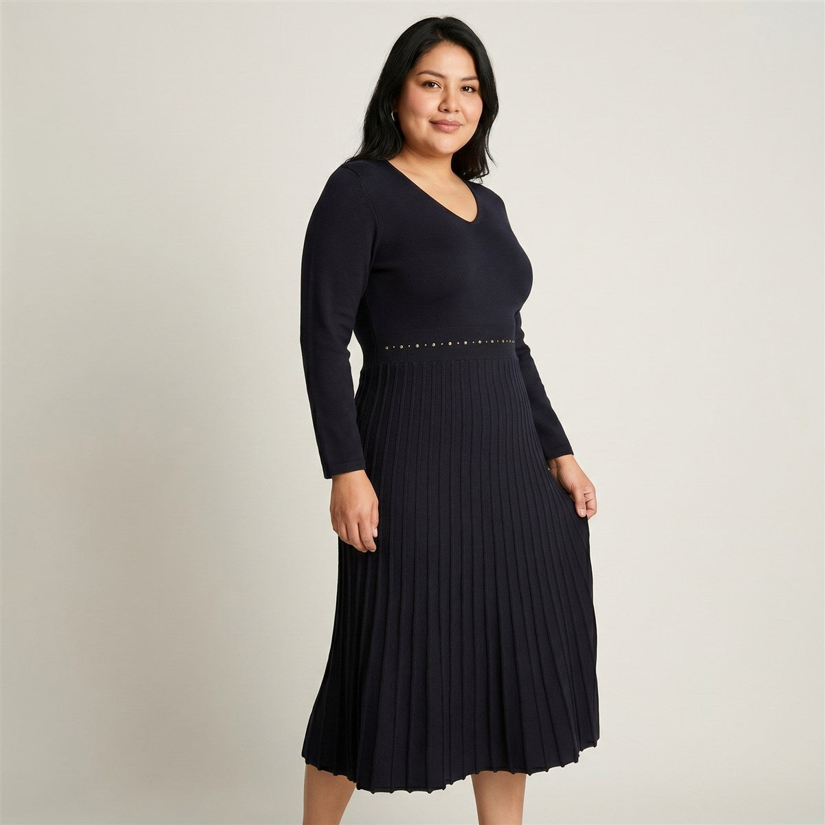Vestido Tejido Azul Marino Midi Con Falda Plisada Y Tachas en modelo plus size