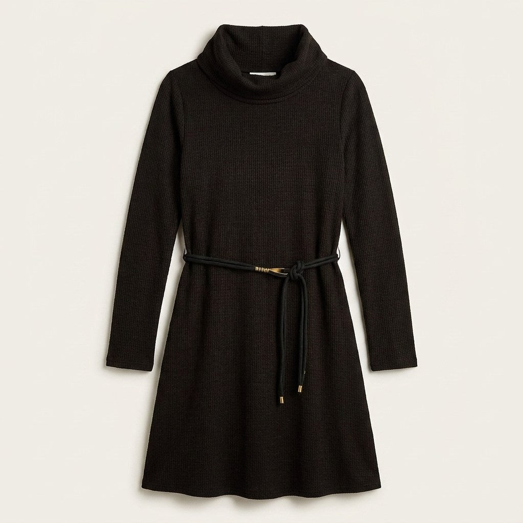 Vestido negro de lanilla con cuello alto y cinturón en plano