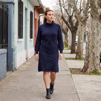 Vestido tejido azul marino con cuello alto y amarra en cintura lifestyle