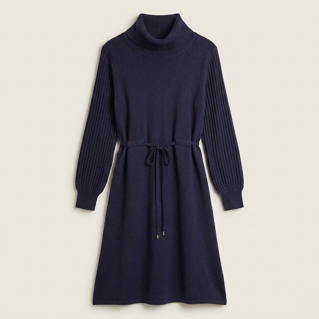 Vestido tejido azul marino con cuello alto y amarra en cintura en plano