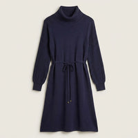 Vestido tejido azul marino con cuello alto y amarra en cintura en plano