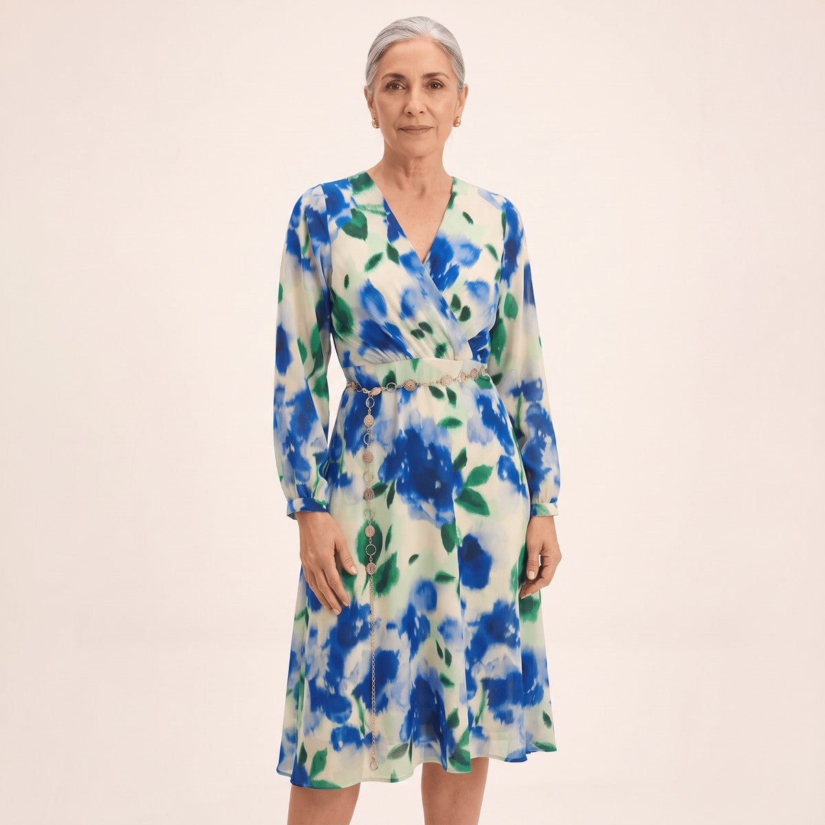 Vestido Midi Escote V con Cinturón Estampado Beige en modelo adulta