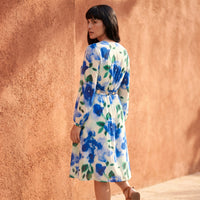 Vestido Midi Escote V con Cinturón Estampado Beige lifestyle