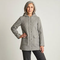 Abrigo Con Gorro Forrado En Piel Gris en modelo adulta