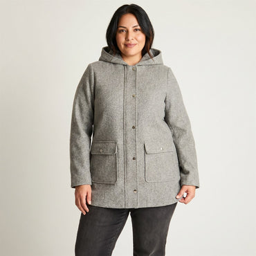 Abrigo Con Gorro Forrado En Piel Gris en modelo plus size