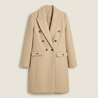 Abrigo Beige De Seis Botones Con Corte Cruzado en plano