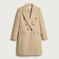 Abrigo Beige De Seis Botones Con Corte Cruzado en plano