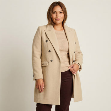Abrigo Beige De Seis Botones Con Corte Cruzado en modelo plus size