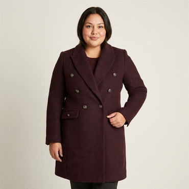 Abrigo Burdeo De Seis Botones Con Corte Cruzado en modelo plus size