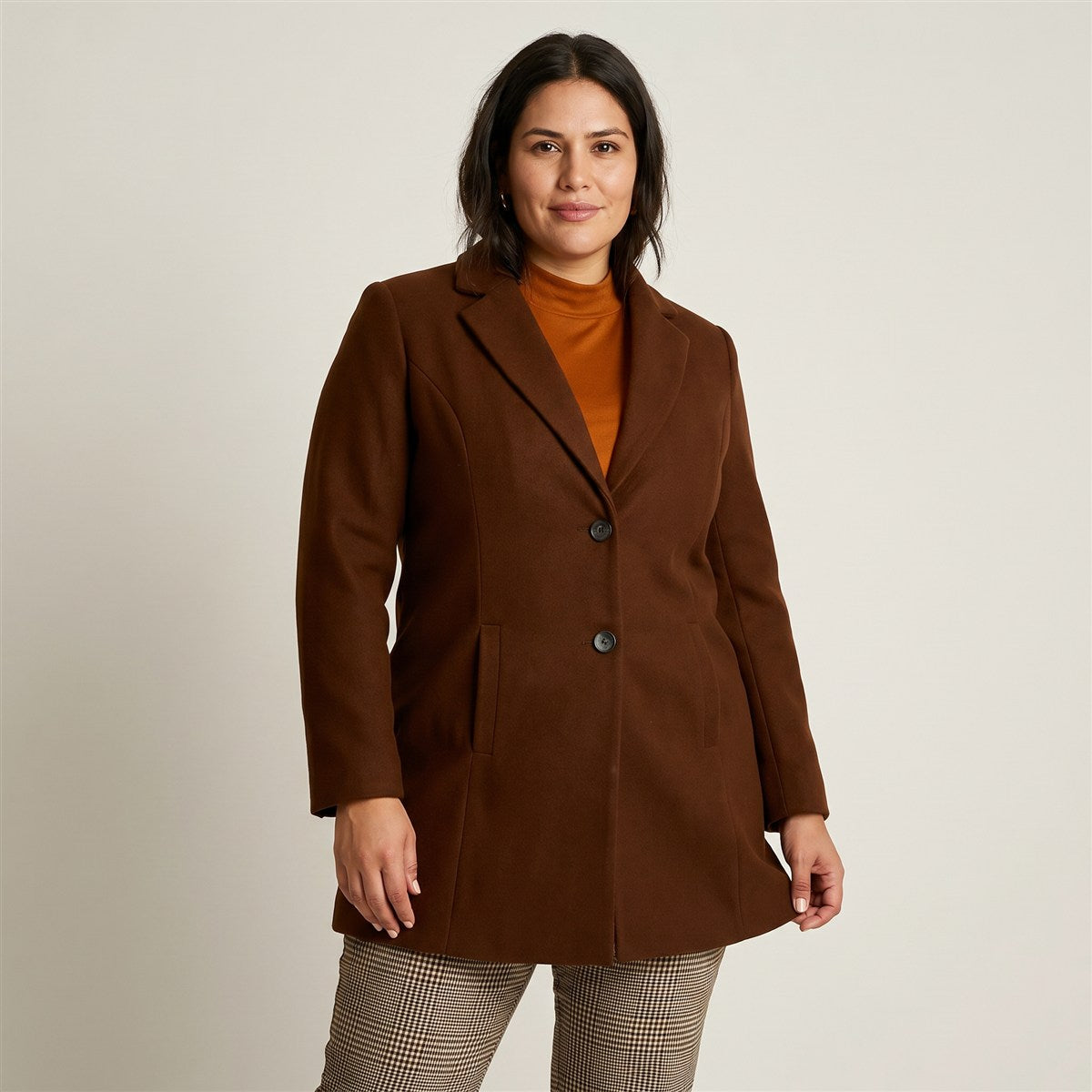 Abrigo CafÃ© Dos Botones con Corte Sastre en modelo plus size