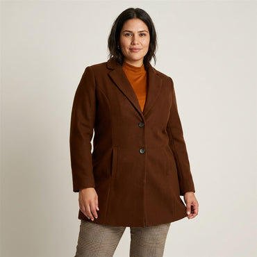 Abrigo CafÃ© Dos Botones con Corte Sastre en modelo plus size