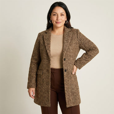 Abrigo CafÃ© De Dos Botones Con Estampado En Espiga en modelo plus size