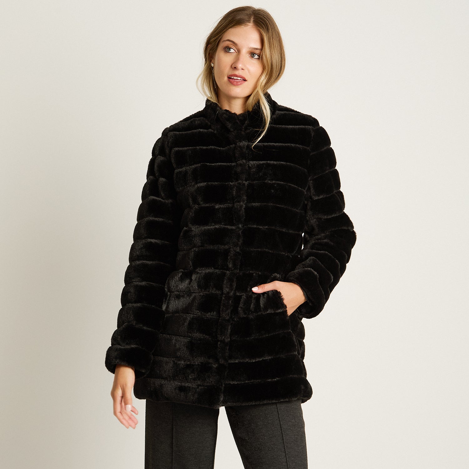 Abrigo Negro Manga Larga Elasticidad Nula Con Forro Calce Normal Tela Plano