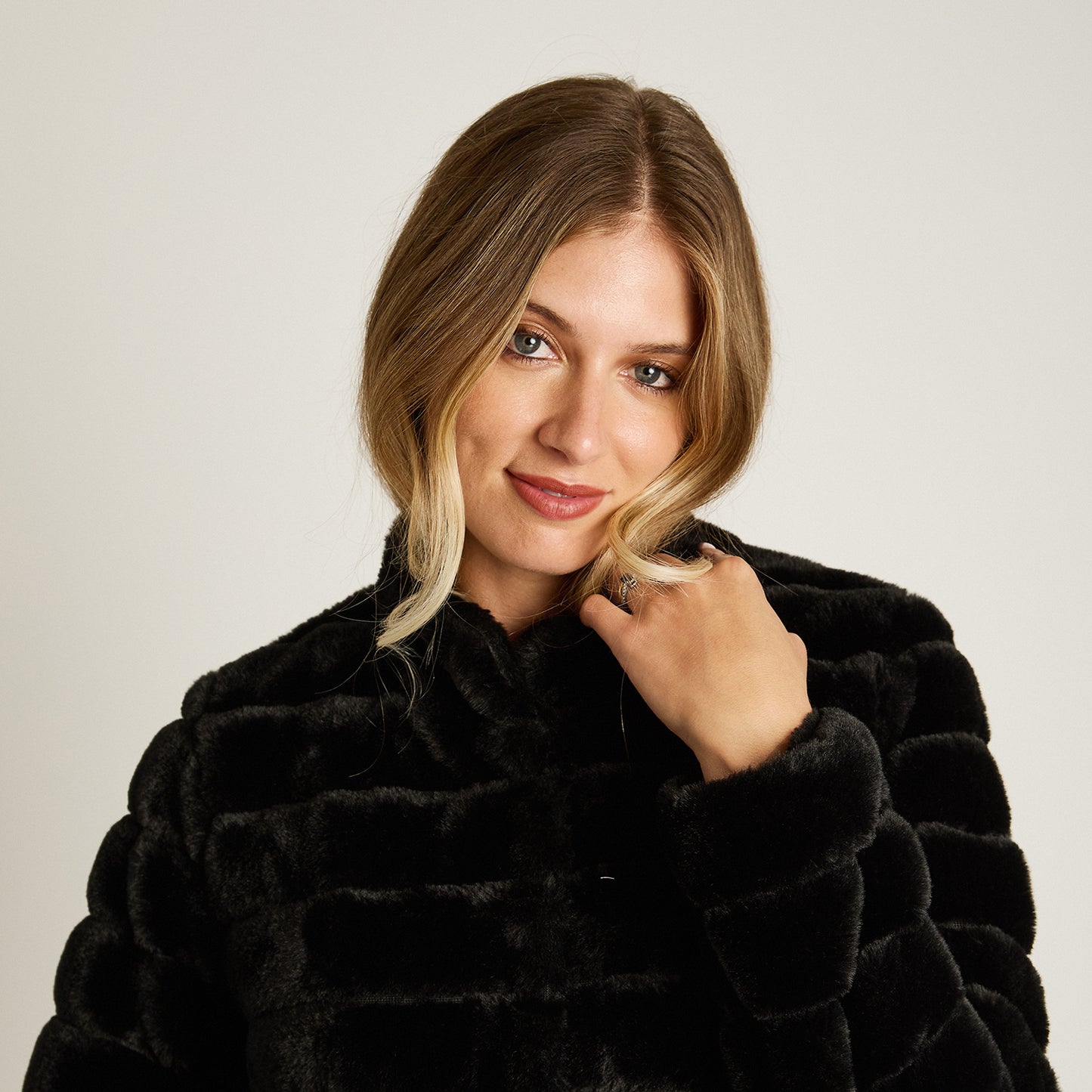 Abrigo Negro Manga Larga Elasticidad Nula Con Forro Calce Normal Tela Plano