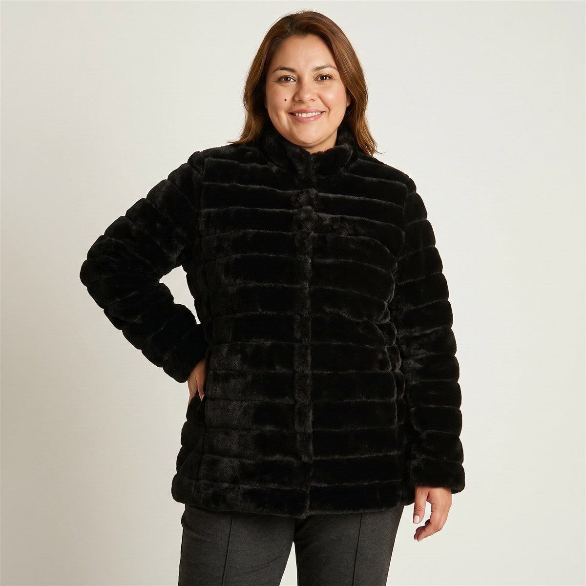 Abrigo Largo Negro de Peluche con Cuello Alto en modelo plus size