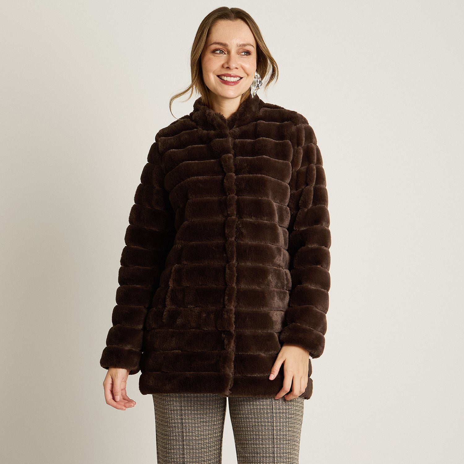 Abrigo Cafe Manga Larga Elasticidad Nula Con Forro Calce Normal Tela Plano