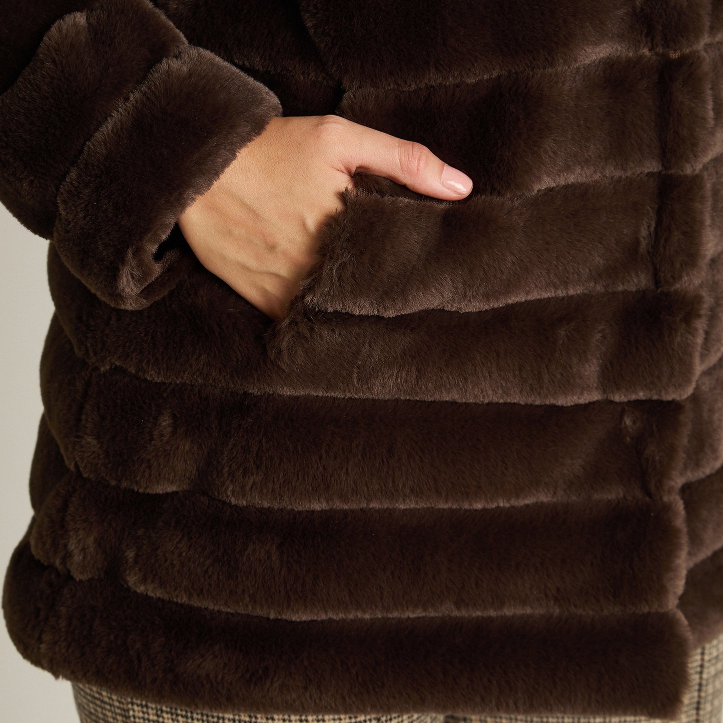 Abrigo Cafe Manga Larga Elasticidad Nula Con Forro Calce Normal Tela Plano