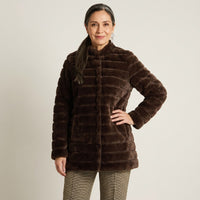 Abrigo Largo Cafe Peluche Cuello Alto en modelo adulta