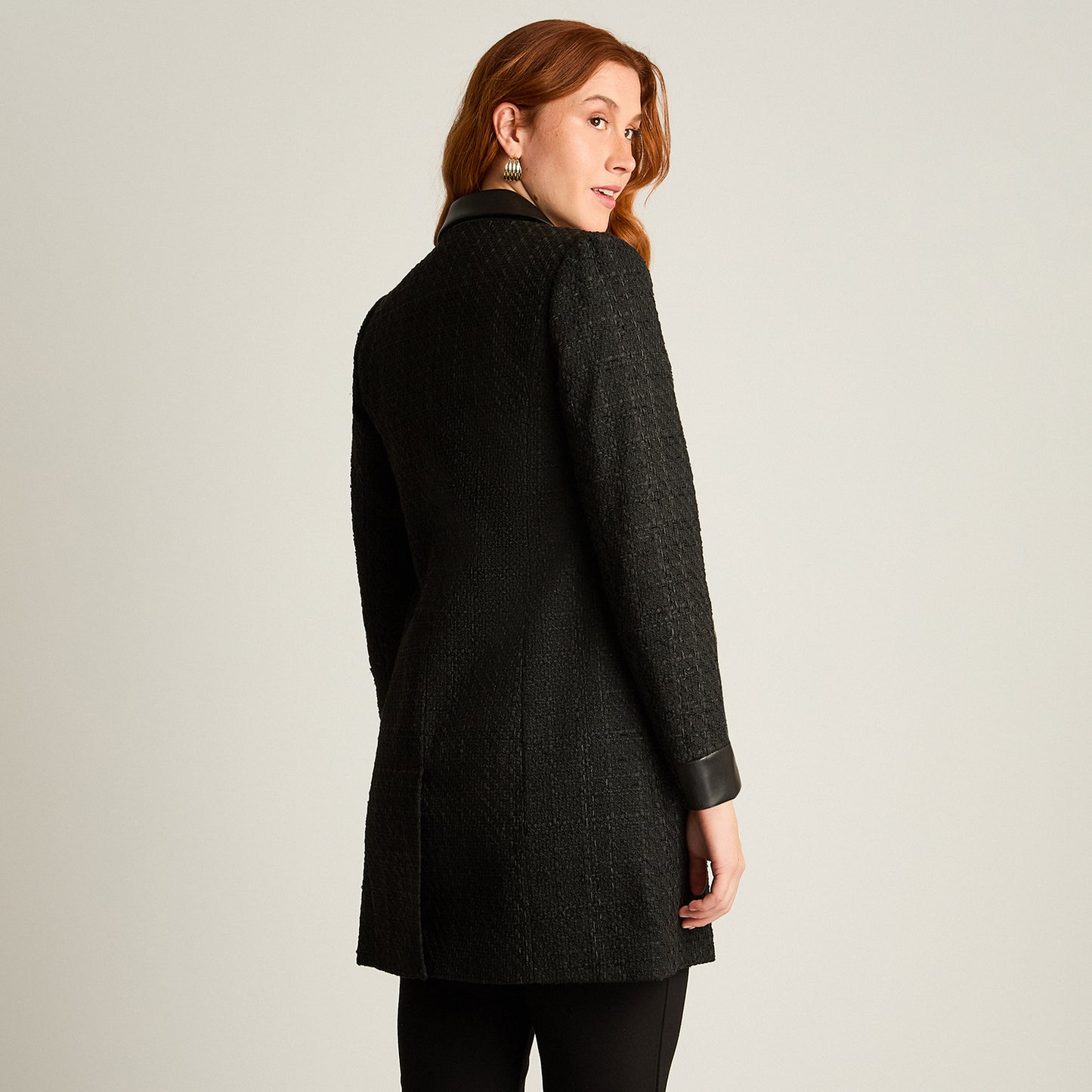 Abrigo Negro Manga Larga Elasticidad Nula Con Forro Calce Normal Tela Plano