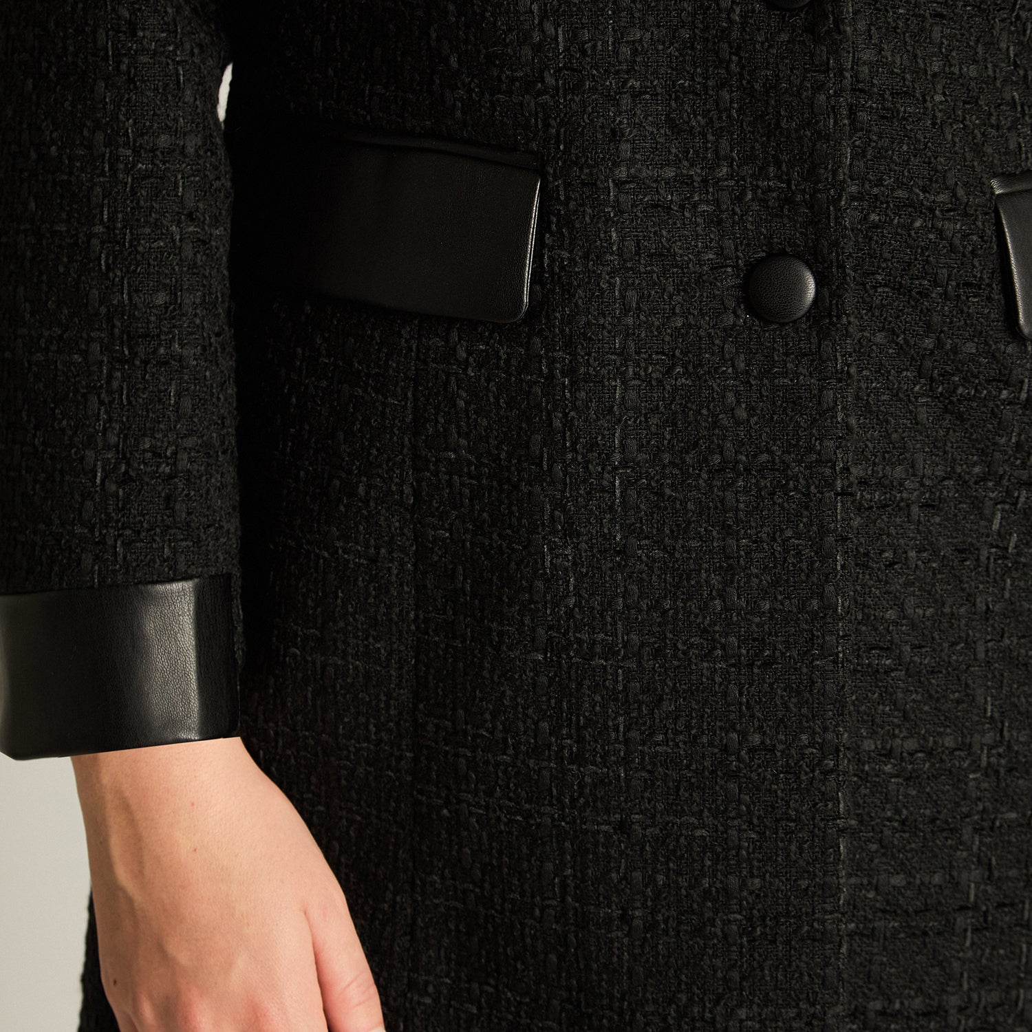 Abrigo Negro Manga Larga Elasticidad Nula Con Forro Calce Normal Tela Plano