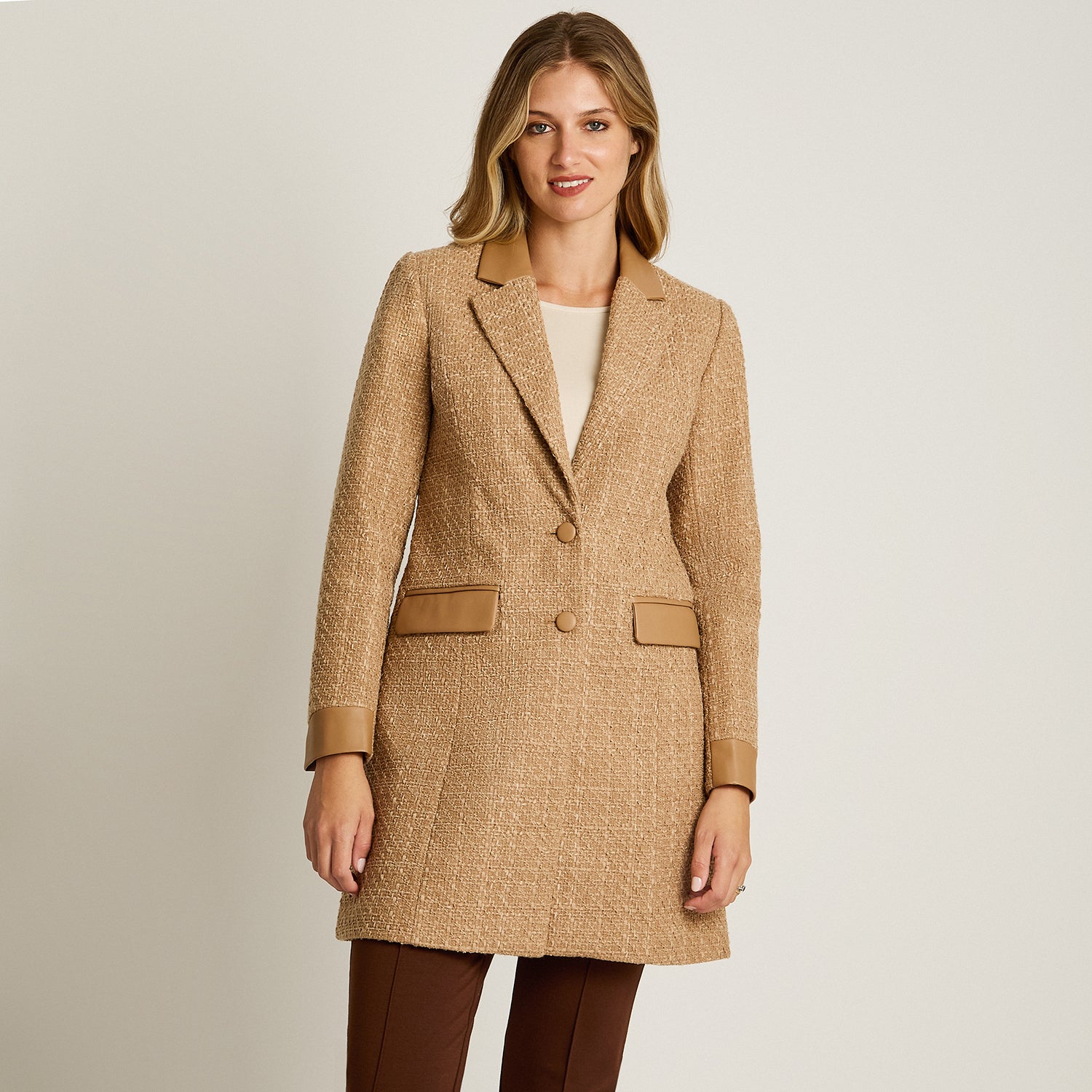 Abrigo Camel Manga Larga Elasticidad Nula Con Forro Calce Normal Tela Plano