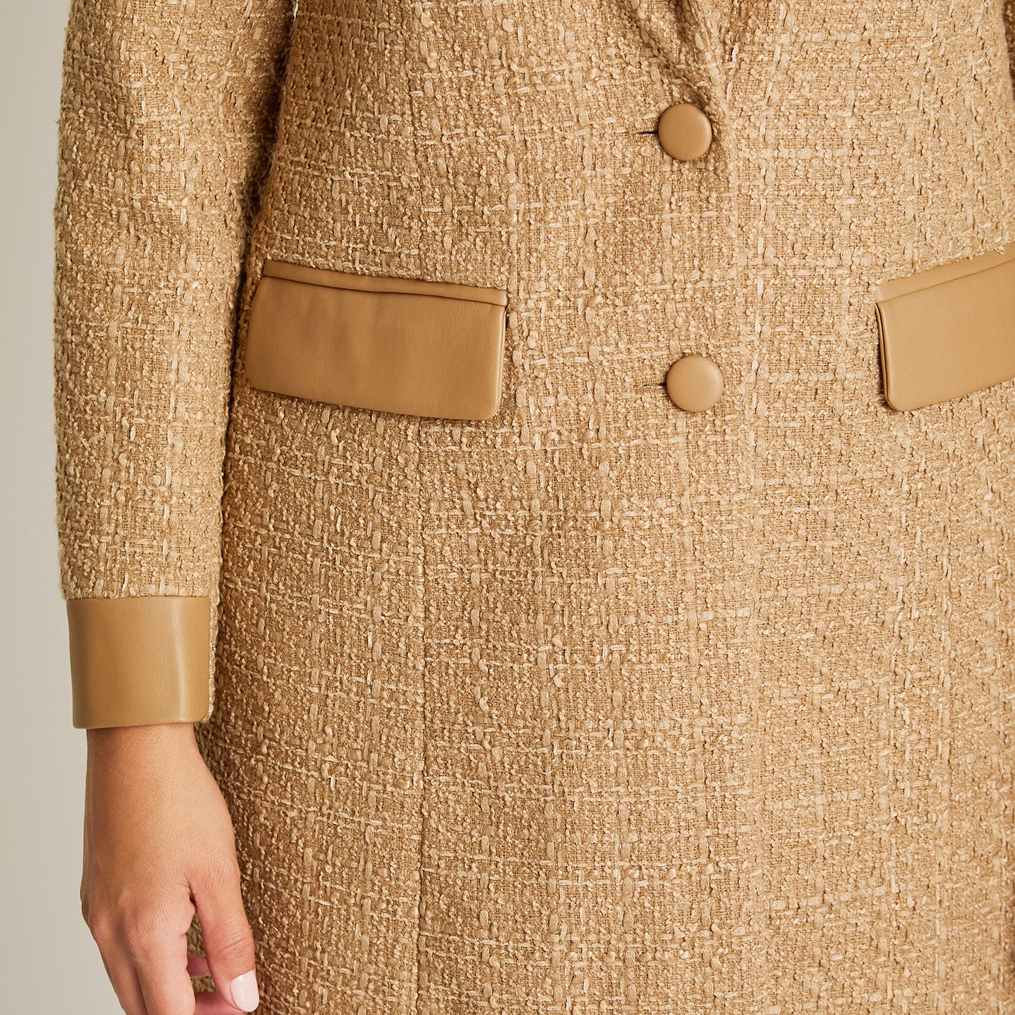 Abrigo Camel Manga Larga Elasticidad Nula Con Forro Calce Normal Tela Plano