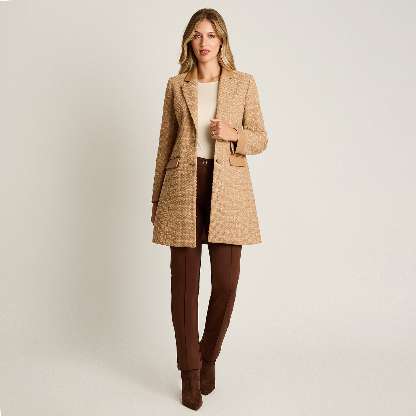 Abrigo Camel Manga Larga Elasticidad Nula Con Forro Calce Normal Tela Plano