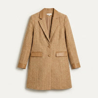 Abrigo Camel con Dos Botones y Detalles en Ecocuero en plano