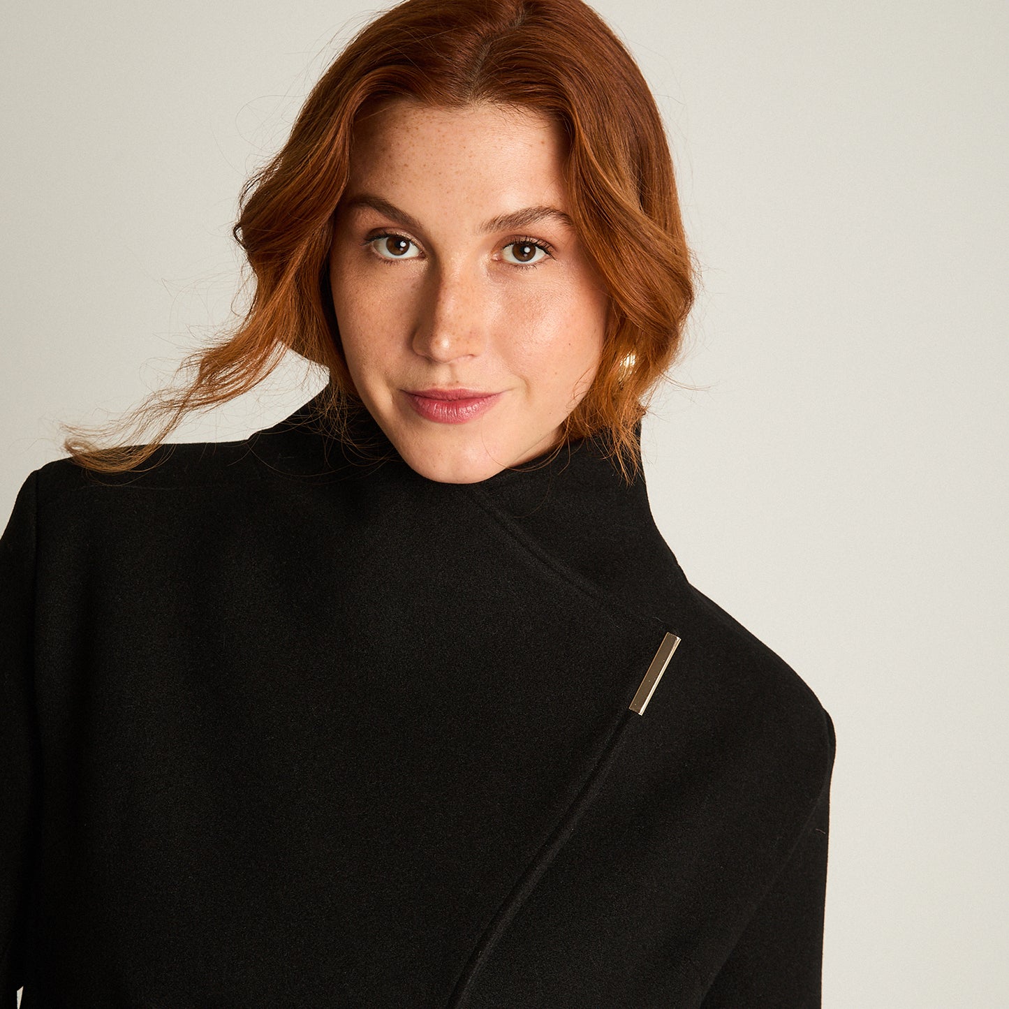 Abrigo Negro Manga Larga Elasticidad Nula Con Forro Calce Normal Tela Plano