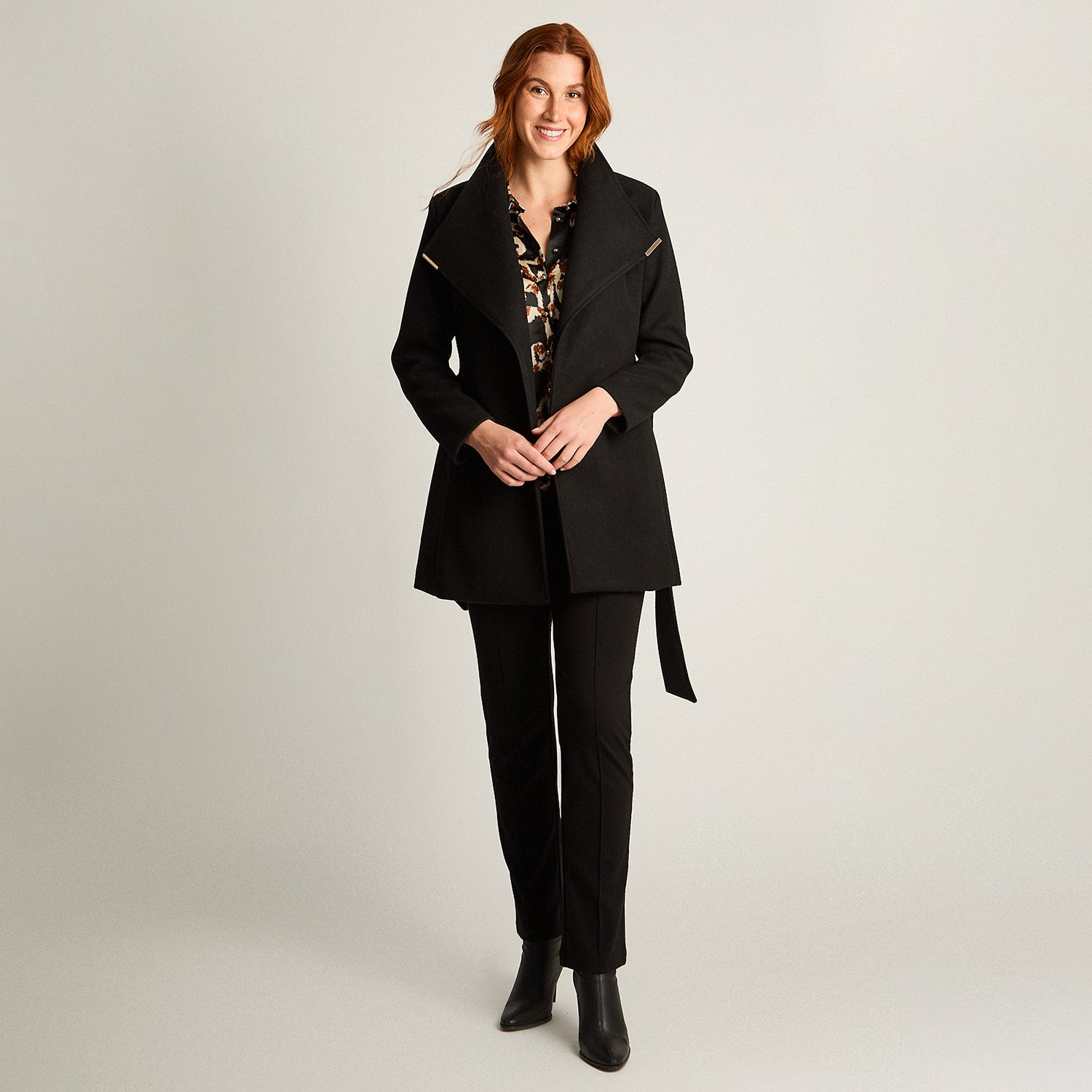 Abrigo Negro Manga Larga Elasticidad Nula Con Forro Calce Normal Tela Plano