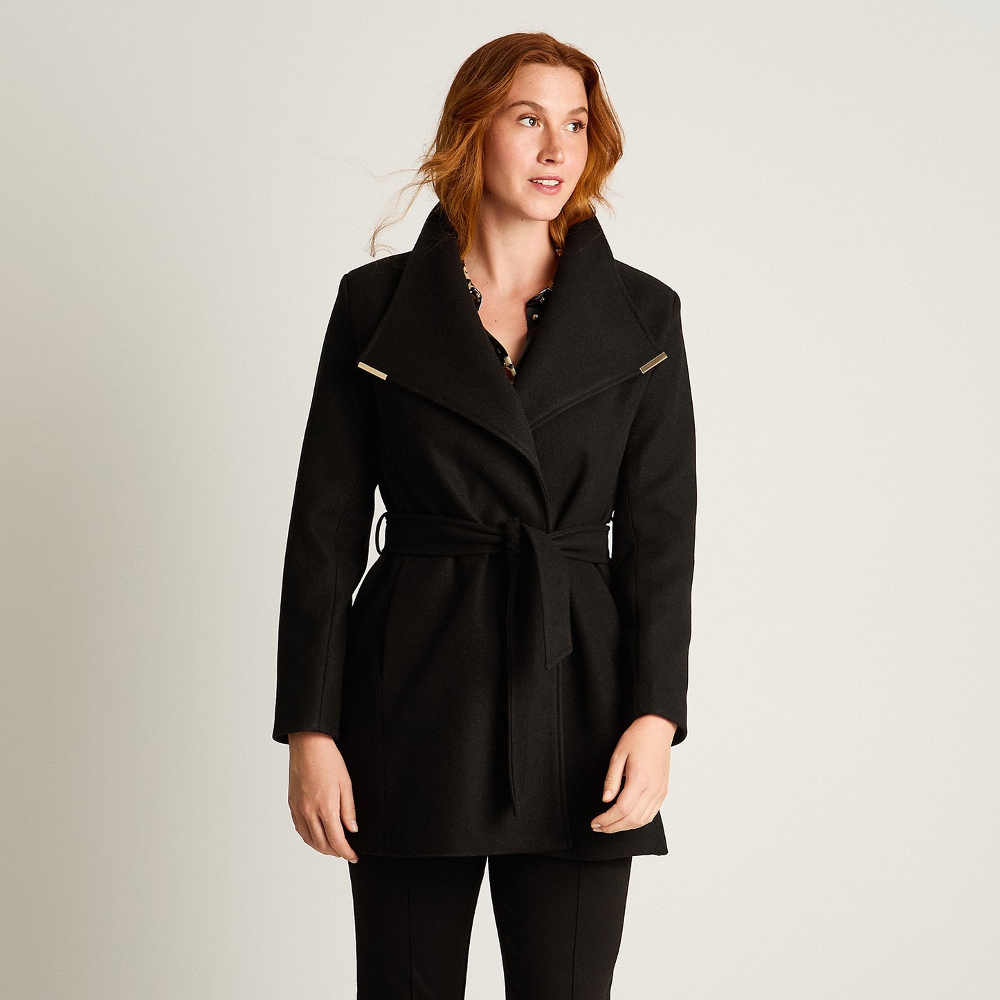 Abrigo Negro Manga Larga Elasticidad Nula Con Forro Calce Normal Tela Plano