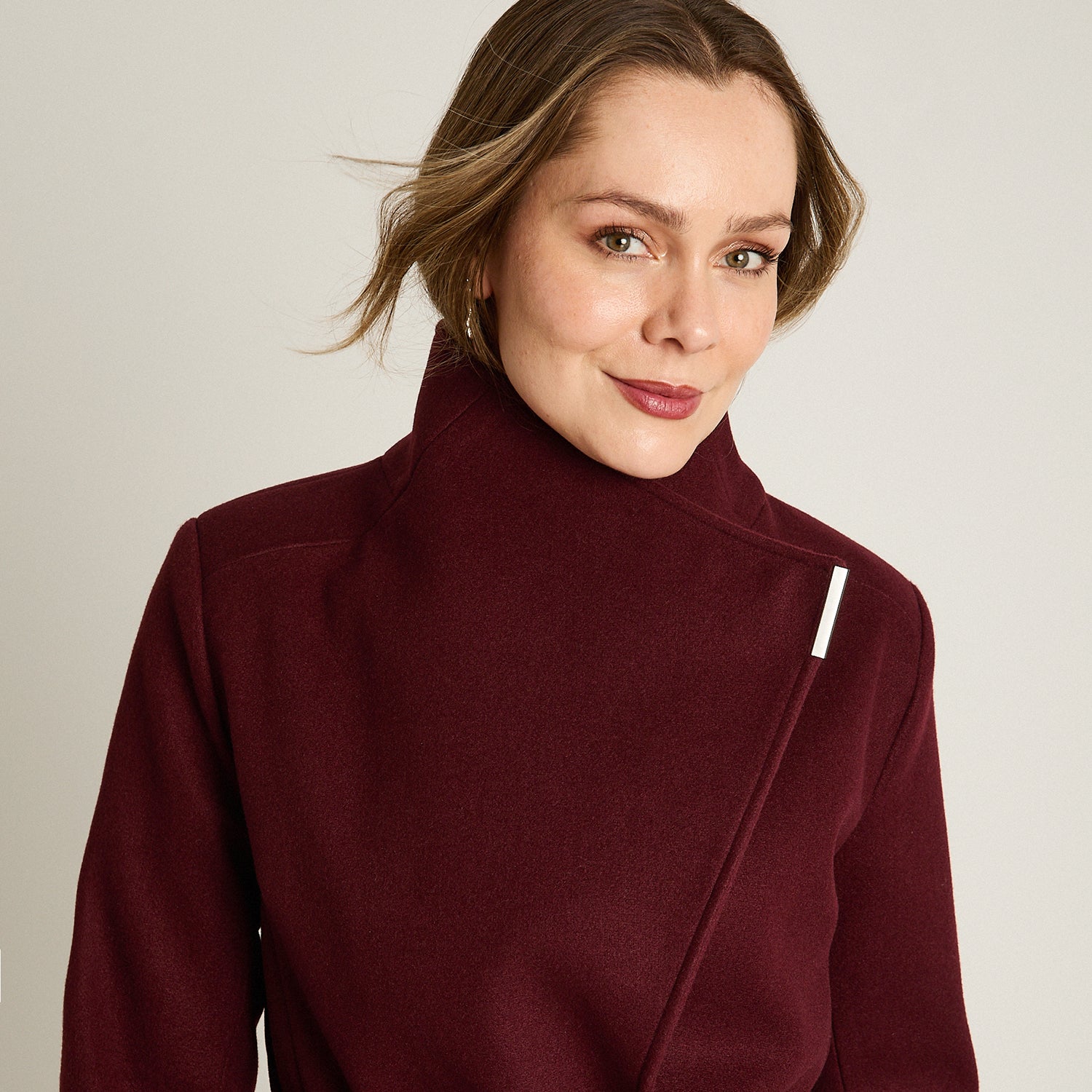 Abrigo Burdeo Manga Larga Elasticidad Nula Con Forro Calce Normal Tela Plano