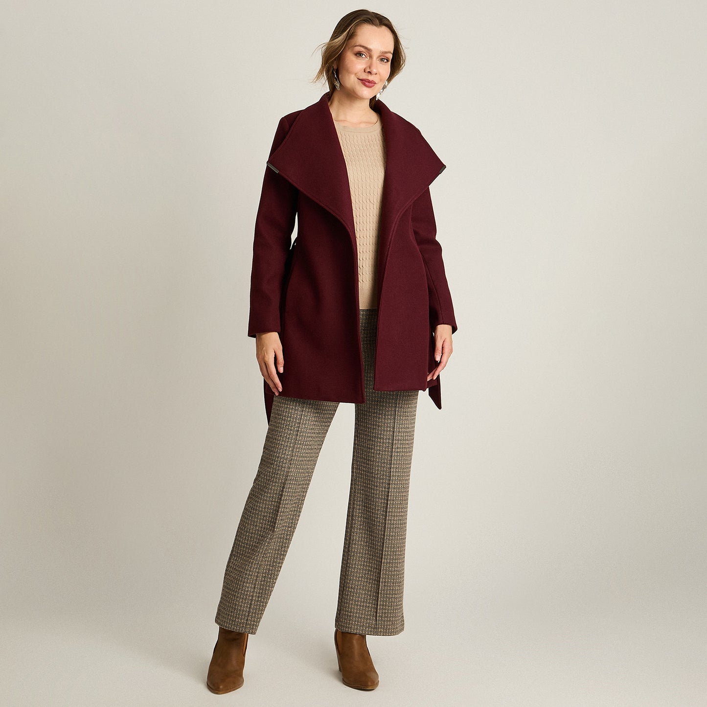 Abrigo Burdeo Manga Larga Elasticidad Nula Con Forro Calce Normal Tela Plano