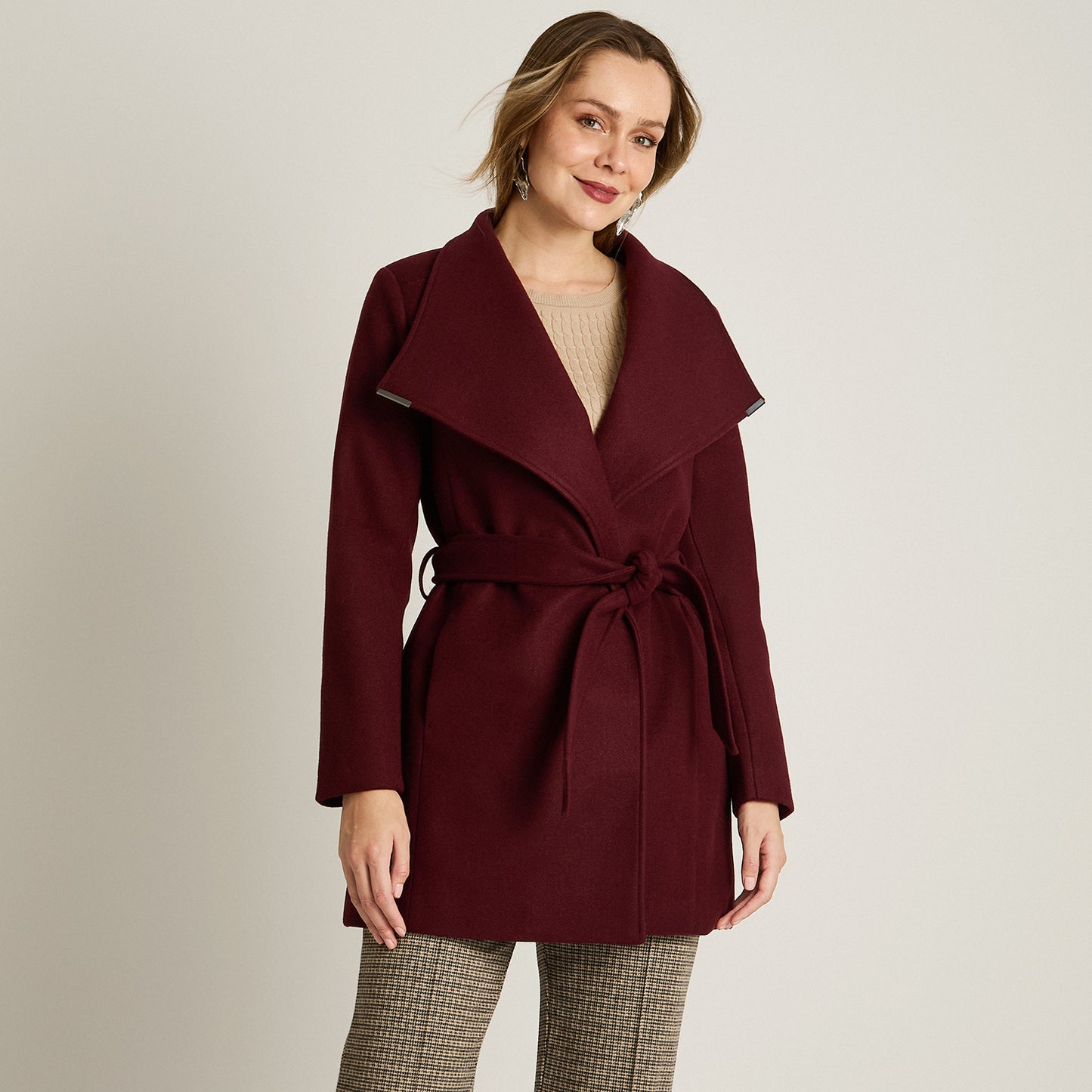 Abrigo Burdeo Manga Larga Elasticidad Nula Con Forro Calce Normal Tela Plano