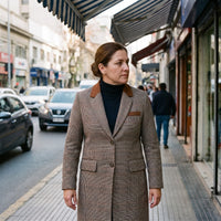 Abrigo de dos botones gris con estampado escocés y detalles en cuero lifestyle