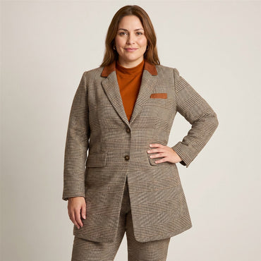 Abrigo gris escocÃ©s con detalles en cuero en modelo plus size