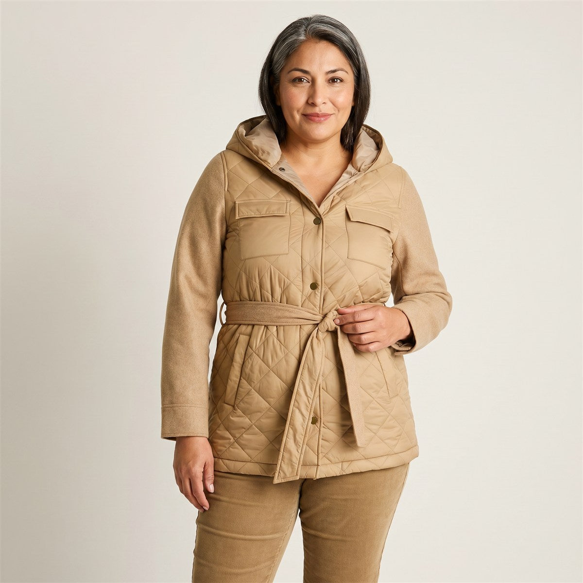 Abrigo Camel con Capucha, Quilt y Amarra en Cintura en modelo adulta