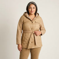 Abrigo Camel con Capucha, Quilt y Amarra en Cintura en modelo adulta