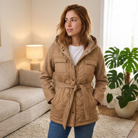 Abrigo Camel con Capucha, Quilt y Amarra en Cintura lifestyle