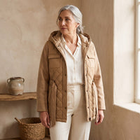 Abrigo Camel con Capucha, Quilt y Amarra en Cintura lifestyle