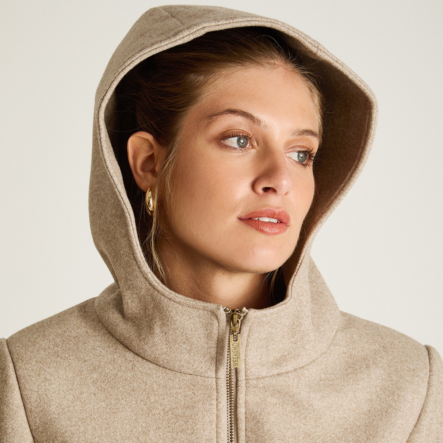 Abrigo Beige Manga Larga Elasticidad Nula Con Forro Calce Normal Tela Plano