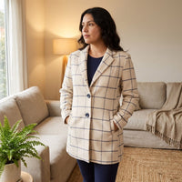 Abrigo Beige con Estampado a Cuadros y Dos Botones lifestyle