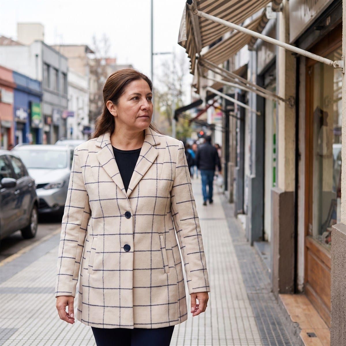 Abrigo Beige con Estampado a Cuadros y Dos Botones lifestyle