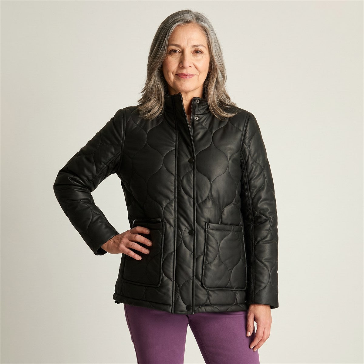 Chaqueta Ecocuero Quilted Negro en modelo adulta