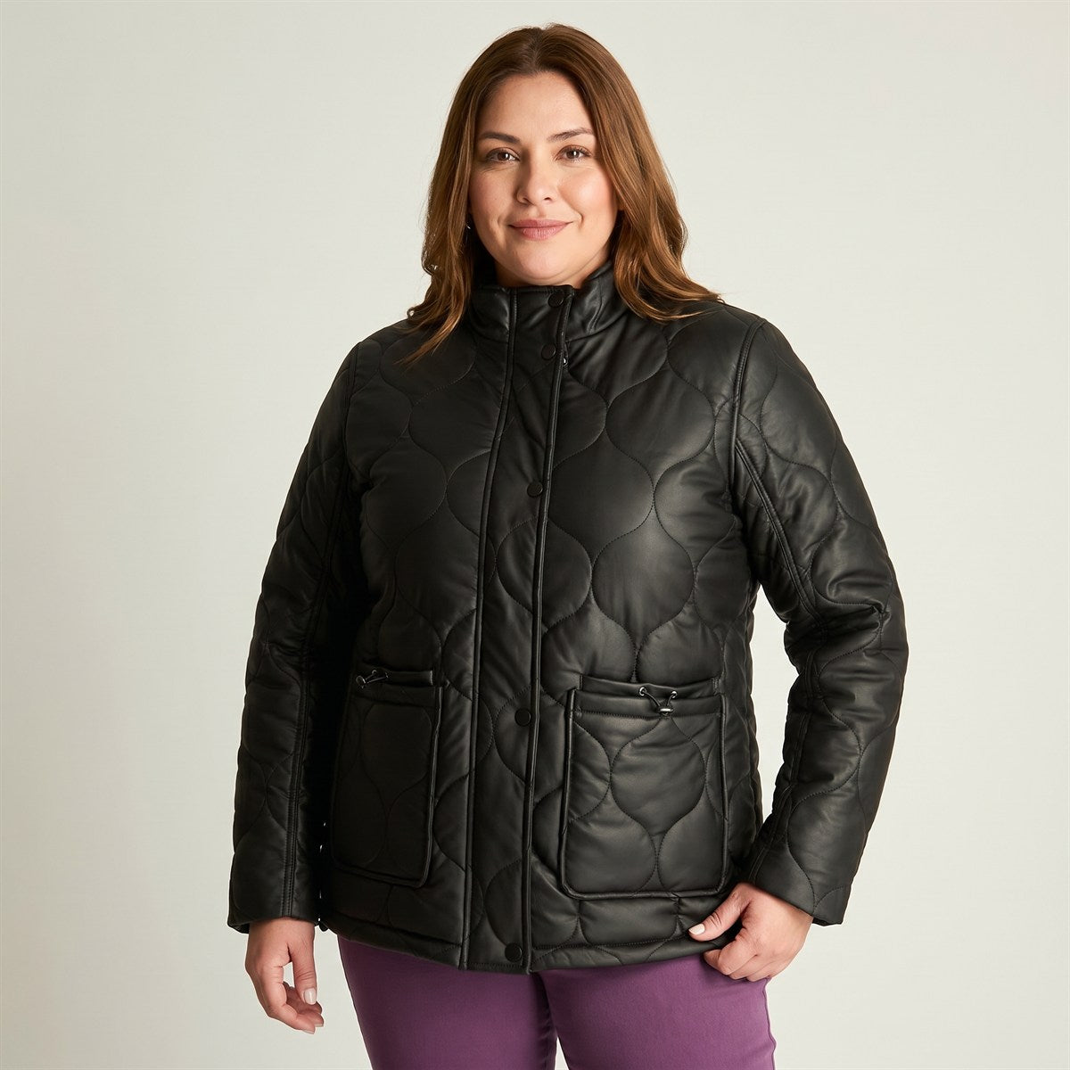 Chaqueta Ecocuero Quilted Negro en modelo plus size