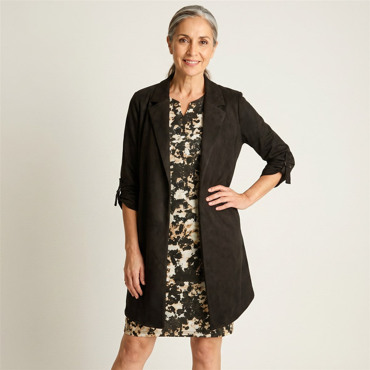 Chaqueta Suede Mujer Manga Roll Up con Bolsillos Negra en modelo adulta