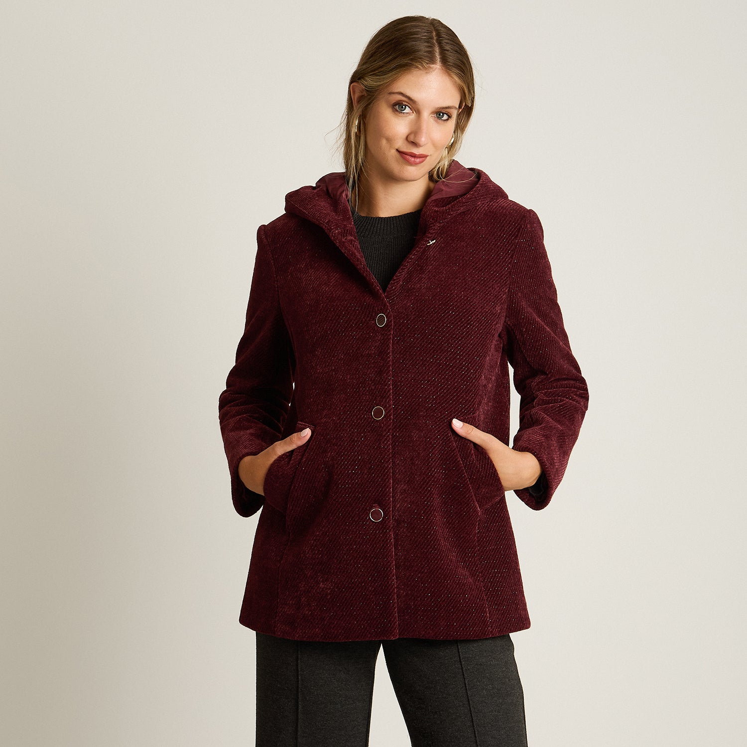 Chaqueta Burdeo Manga Larga Elasticidad Nula Con Forro Calce Normal Tela Plano