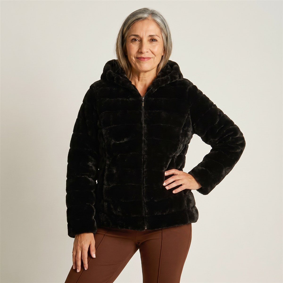 Chaqueta Negra de Peluche con Gorro y Cierre en modelo adulta