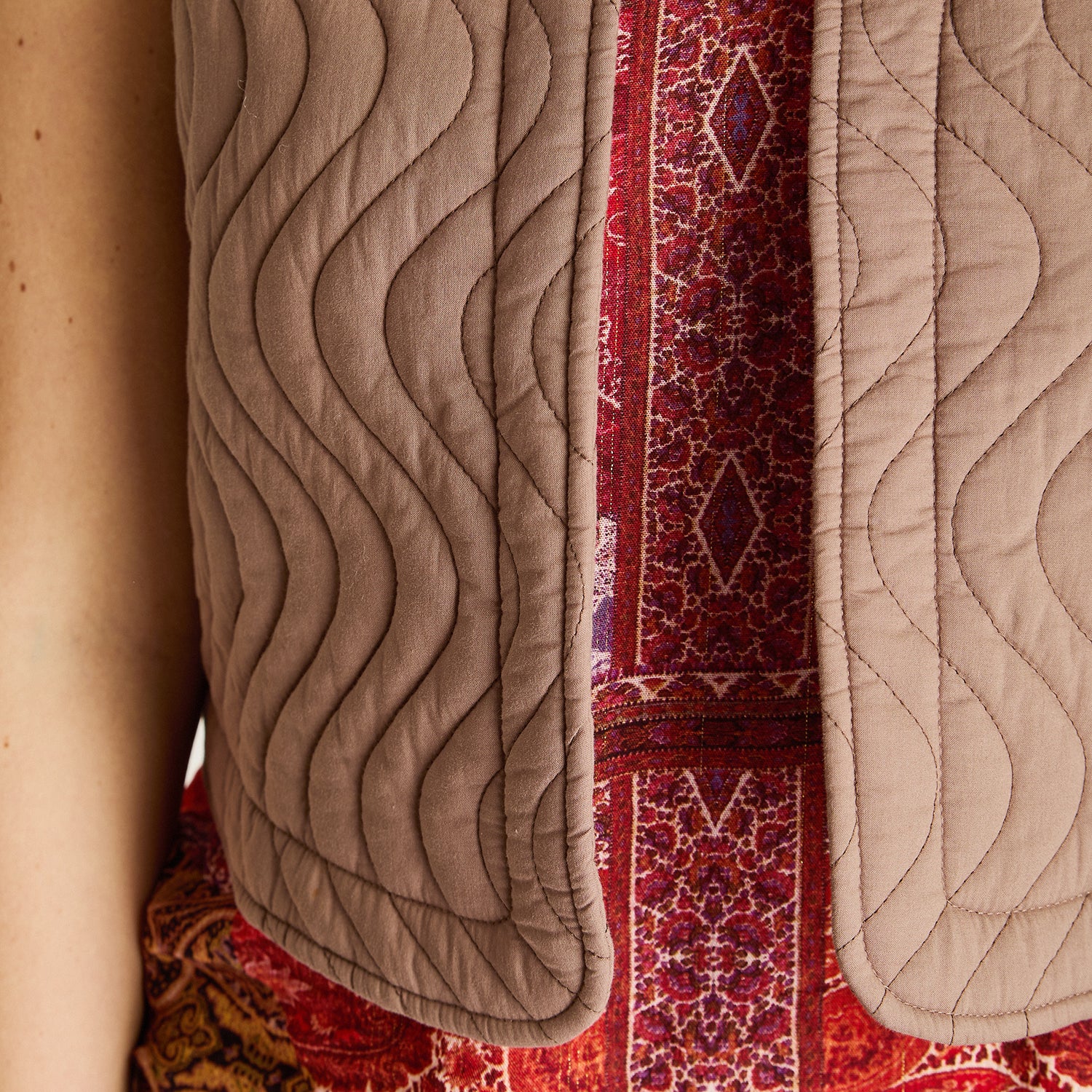 Chaqueta Taupe Sin Mangas Elasticidad Nula Sin Forro Calce Normal Tela Plano